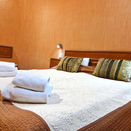Hotel Pavo ティビリシ エクステリア 写真